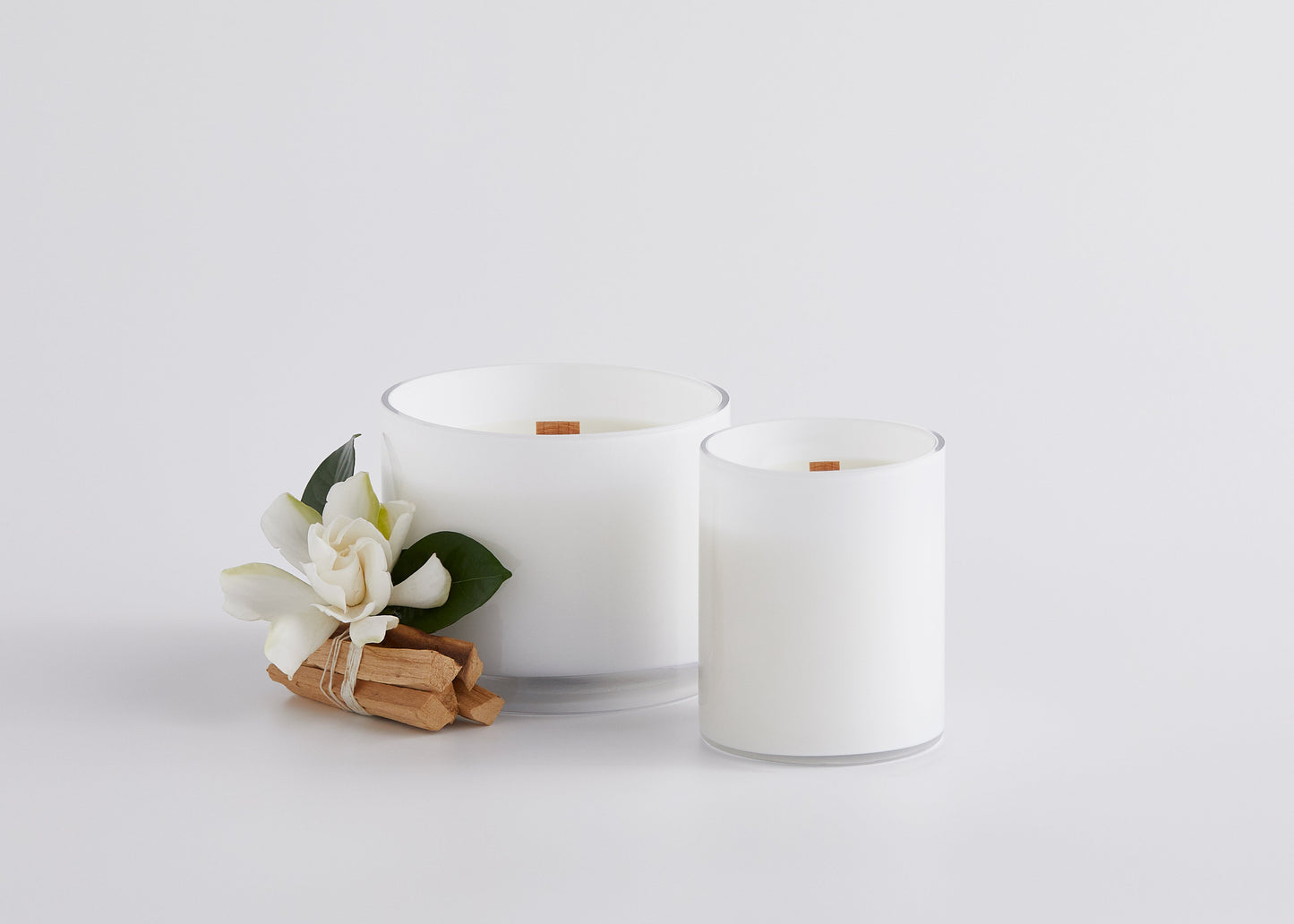 WHITE SIGNATURE WIDE WICK CANDLE